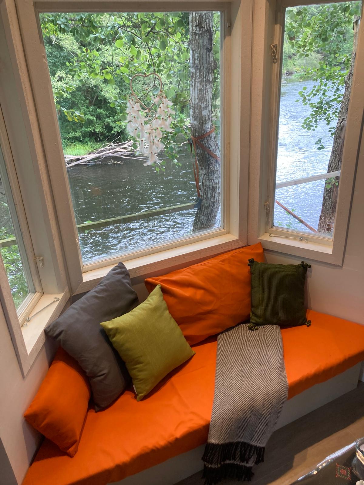 Mysig fönsterbänk mot ån